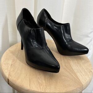 Donald J. Pliner Black leather heels